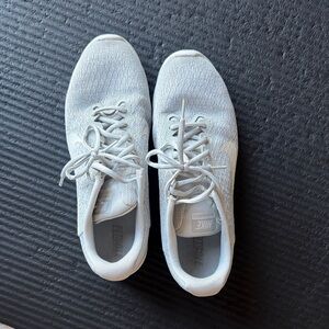 Nike Men's Light Gray Athletic Shoes